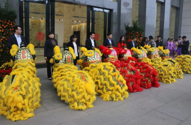 醒狮迎祥瑞，金猪送福来！